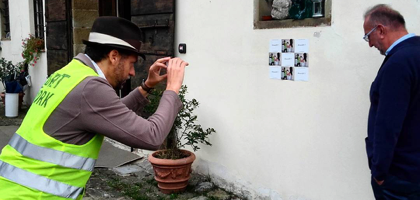 Nicola Bertoglio mentre fotografa il critico d’arte Valerio Dehò durante la performance @RTWORK.