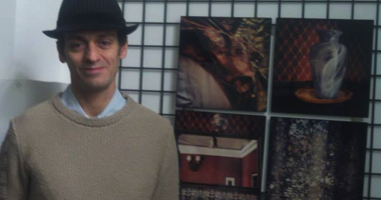 Nicola Bertoglio accanto all’opera “Interni di Viaggio: Venezia”